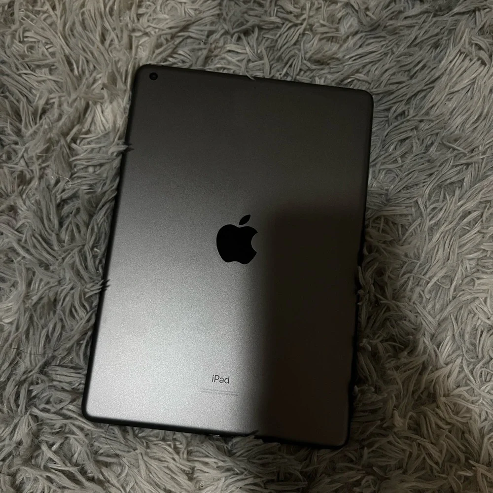 Used IPad 7th Generation. 32 GB. Good condition. No scratches or dents!